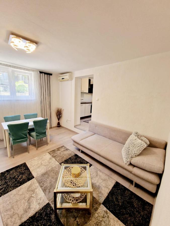 Split Apartment Luaran gambar