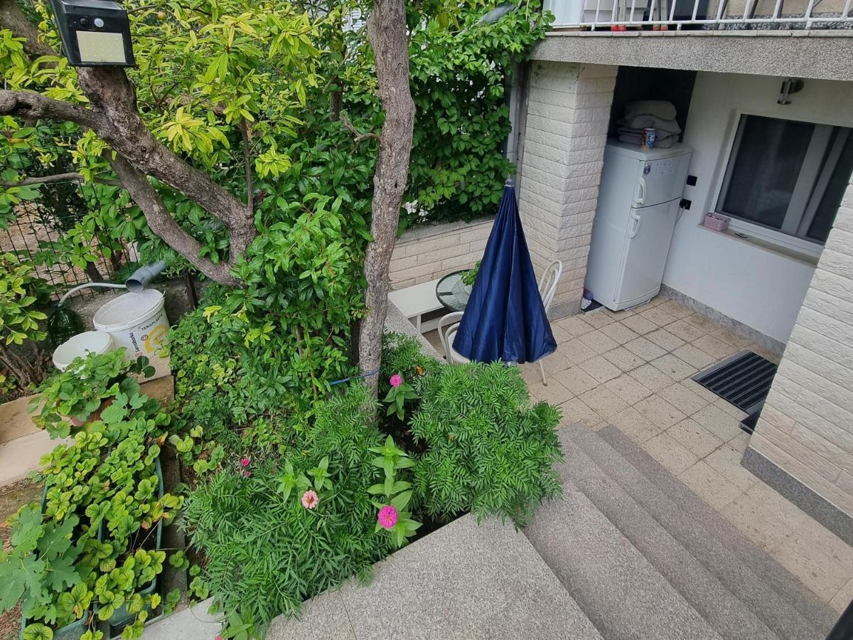 Split Apartment Luaran gambar